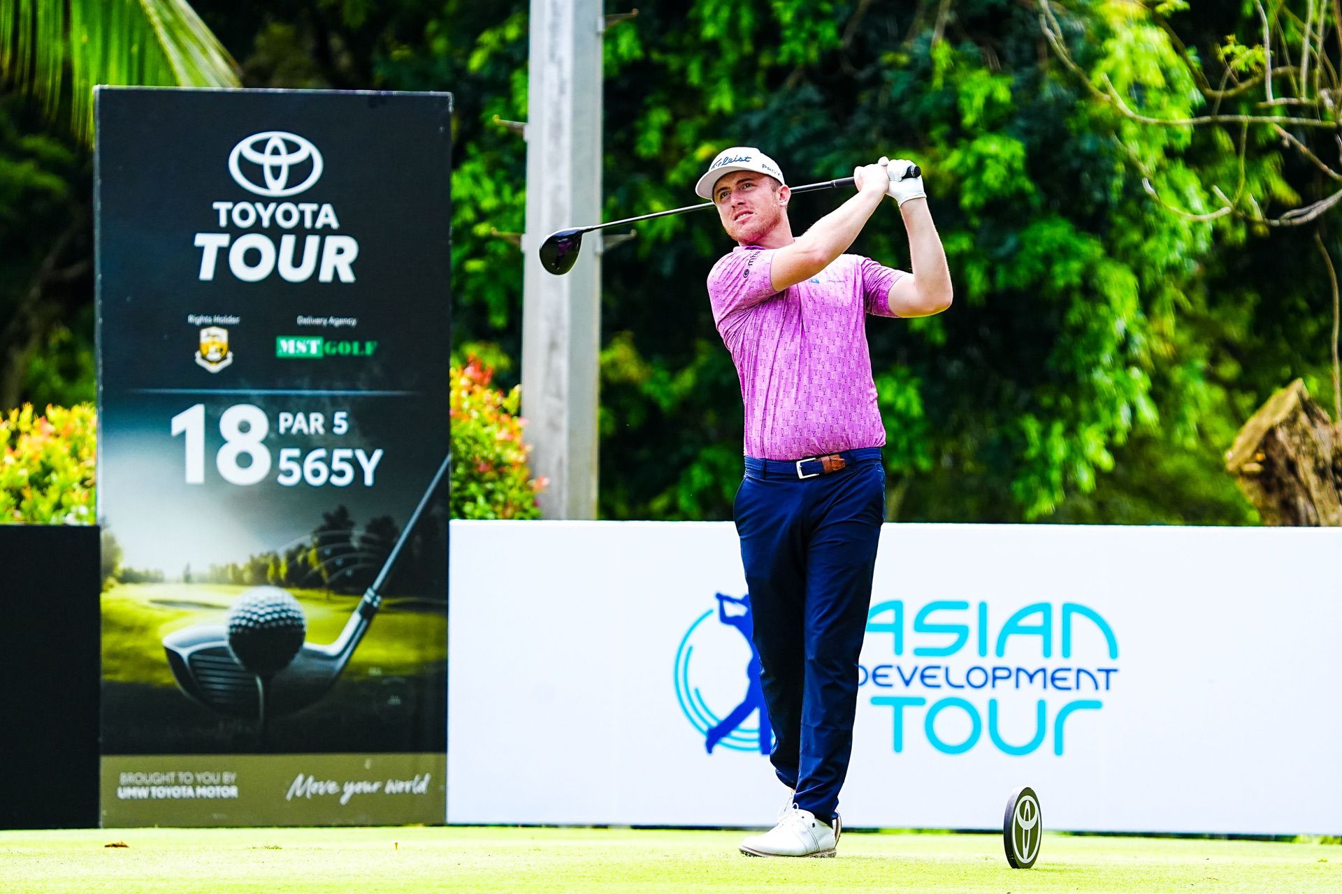 ENGLISHMAN BEN JONES SHOOTS 66, TAKES ONE STROKE LEAD IN TOYOTA TOUR CHAMPIONSHIP